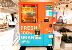 鲜榨橙汁售货机现身大阪 顾客可见完整制作过程